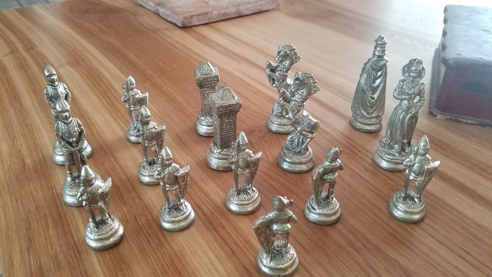 Jeu d &eacute;chec en &eacute;tain, sans damier. 