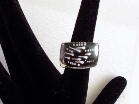 Bague en Plastique Noir à Motifs Blanc    2 Paris 15 (75)