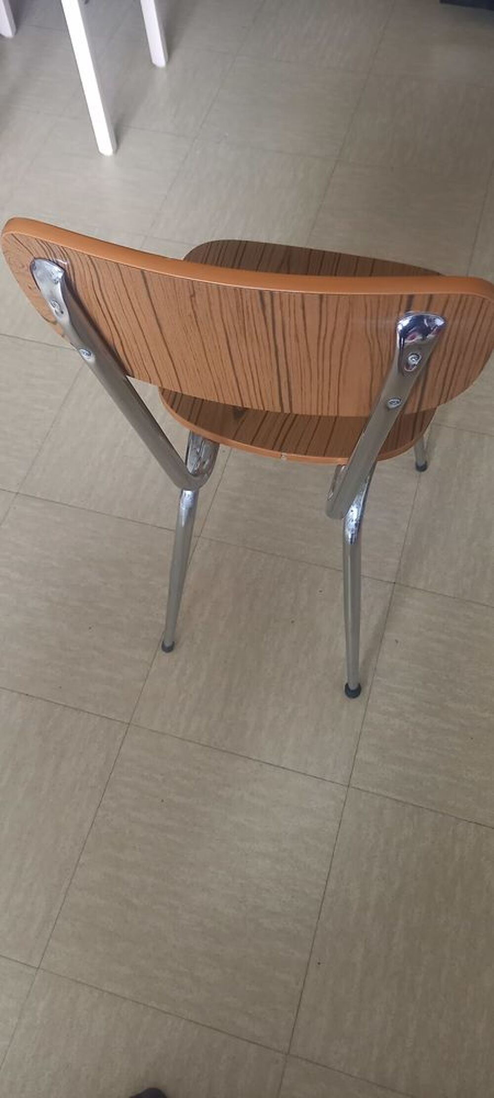 Tr&egrave;s belle chaise en Formica imitation bois Meubles