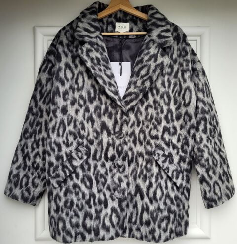 Manteau S�zane. Mod�le Alicia. Imprim� l�opard gris. T38. 150 Rennes (35)