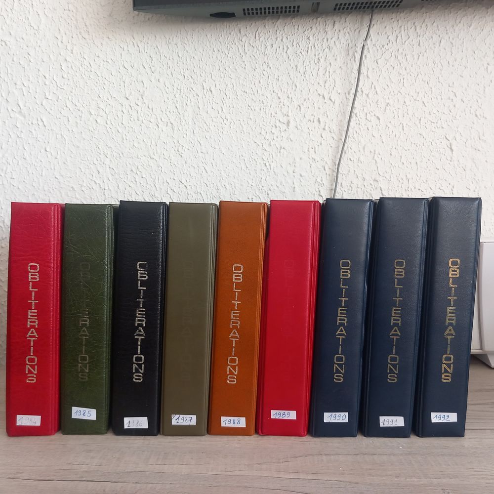 Collection de 9 albums feuillet cef sur soie. 