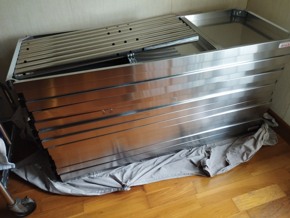 Vend &eacute;tag&egrave;res en inox Meubles