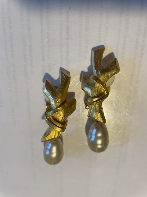 BO Clip dor�e branche avec pendant goutte nacr�e ANTIGONA 75 Vigneux-sur-Seine (91)