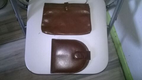 -Pochette cuir
3 emplacements pour carte ,papiers etc....
10 Talange (57)