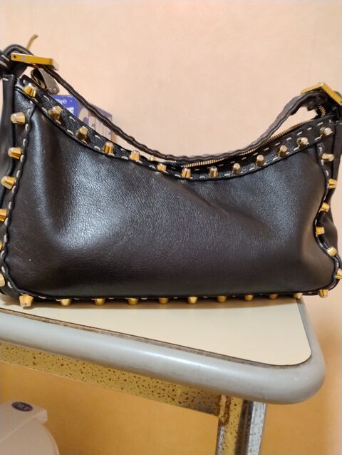 Sac  main Fendi en cuir noir 1400 Nice (06)