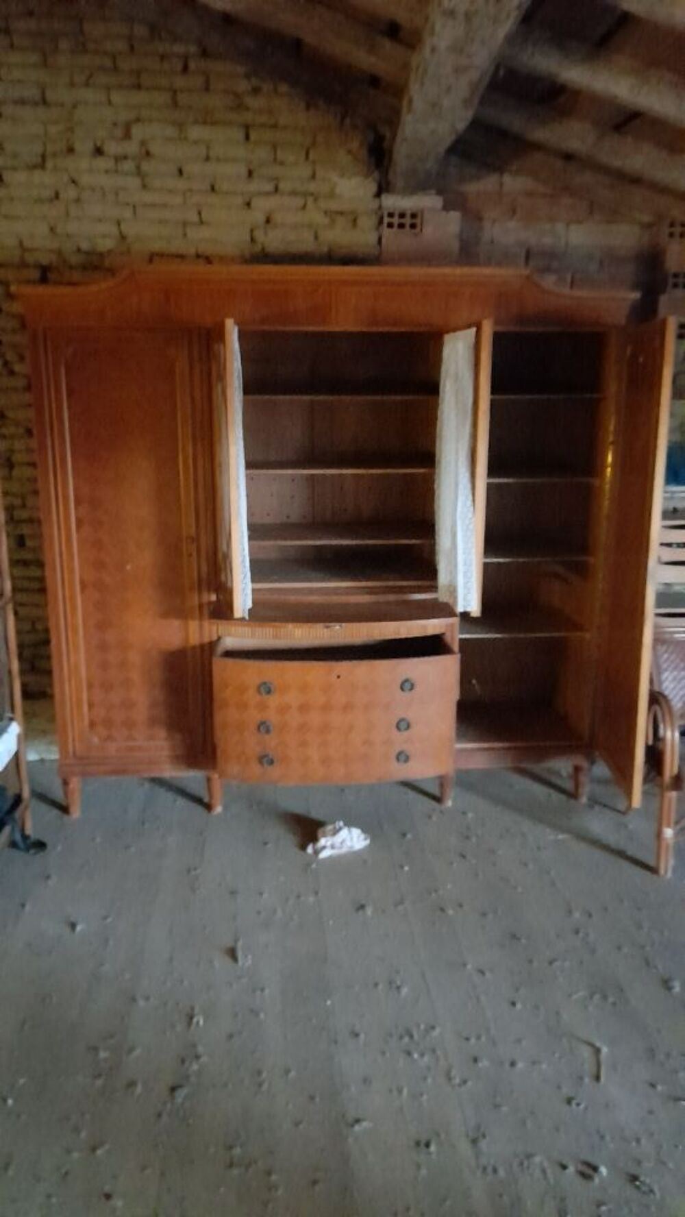 Armoire et commode rustique en tr&egrave;s bonne &eacute;tat avec beaucoup de rangement Meubles