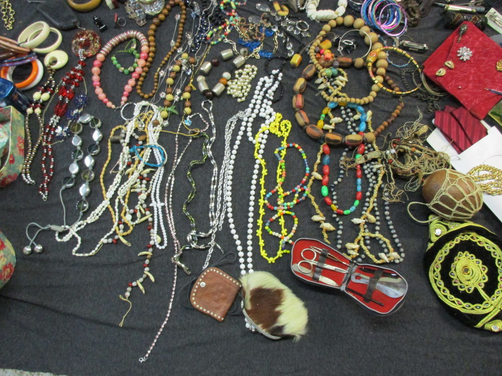 lot de bijoux fantaisie pas d or environ 200 articles Bijoux et montres