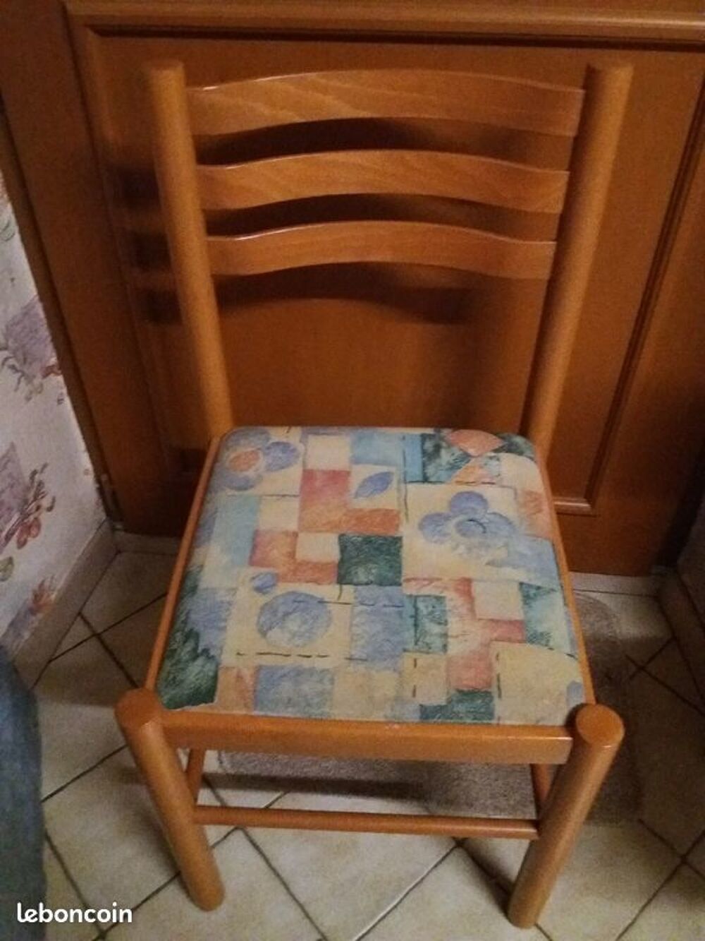 TABLE DE CUISINE AVEC 4 CHAISES Meubles