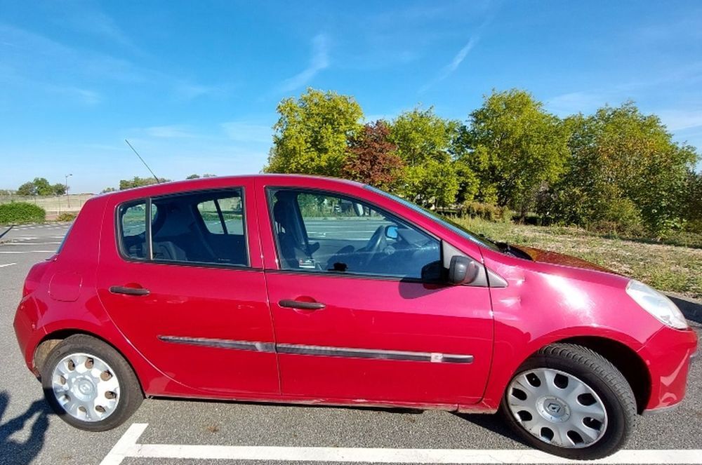 Clio III dCi 70 eco2 Authentique 2009 occasion 23150 L&eacute;pinas