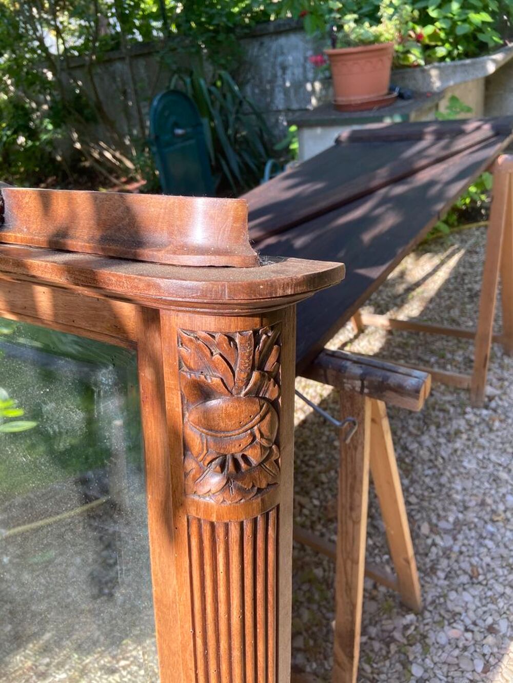 Miroir en bois sculpte glace au mercure en bon &eacute;tat Décoration