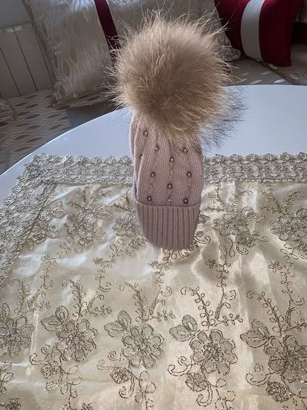 Bonnet avec pompons et perle
Taille unique&middot;Neuf sans &eacute;tiquet Vêtements
