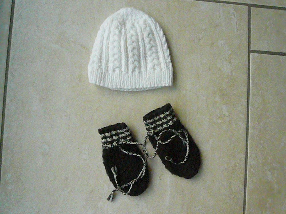 Lot bonnet + moufles fait main 3 mois Puériculture