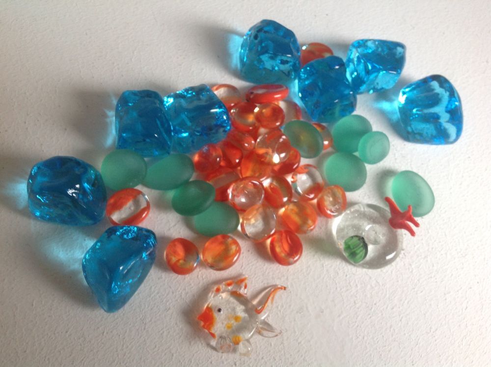 POISSON ALGUES GLA&Ccedil;ONS ET PETITS GALETS EN VERRE Envoi Possi Décoration