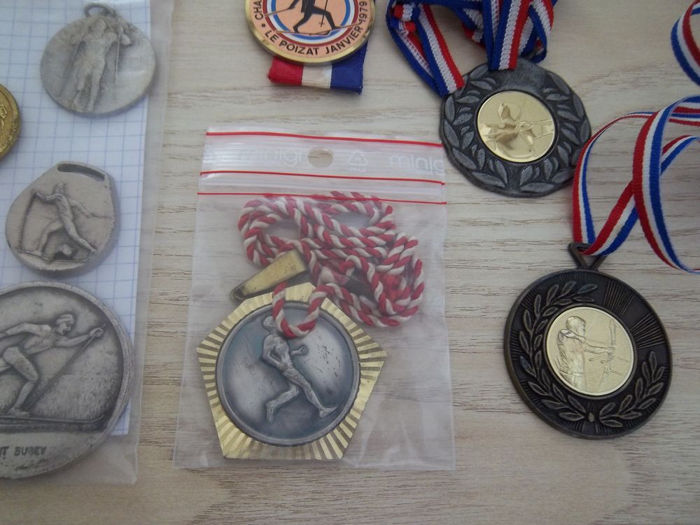 lot m&eacute;dailles sportives vintage collection insignes sport 