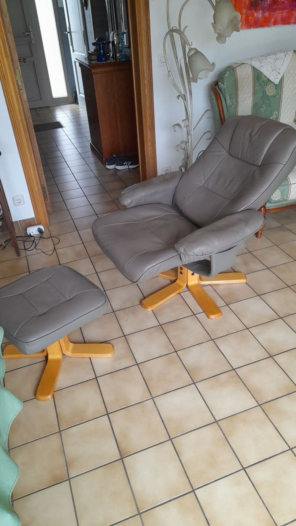 Fauteuil pivotant avec repose-pieds simili cuir gris Meubles