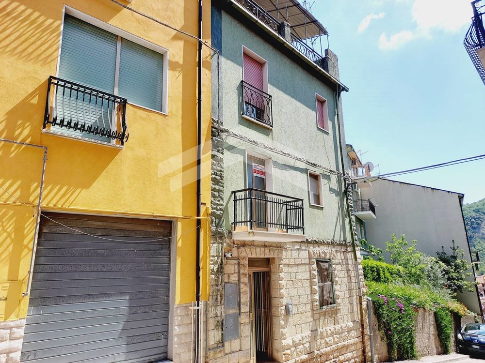 Vente Maison .
Deux maisons avec jardin à un prix unique Guardialfiera, cb, italia (Italie)