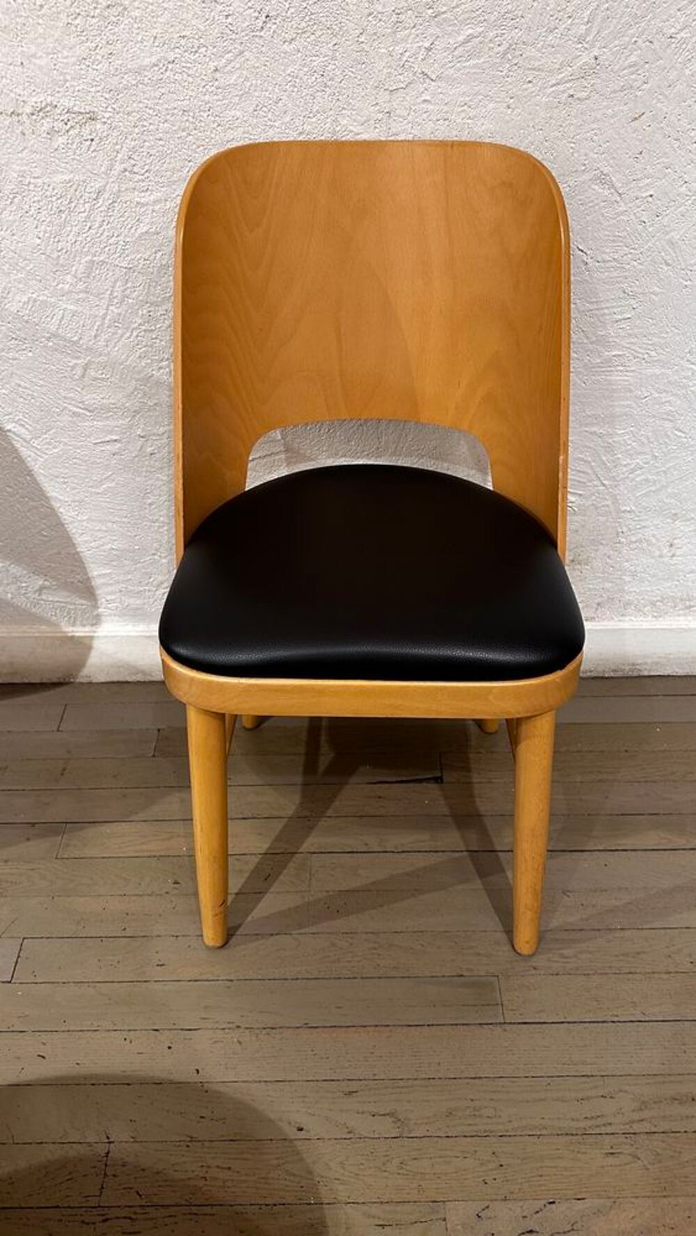 Chaise en bois et cuir noir pour salon ou salle &agrave; manger Meubles