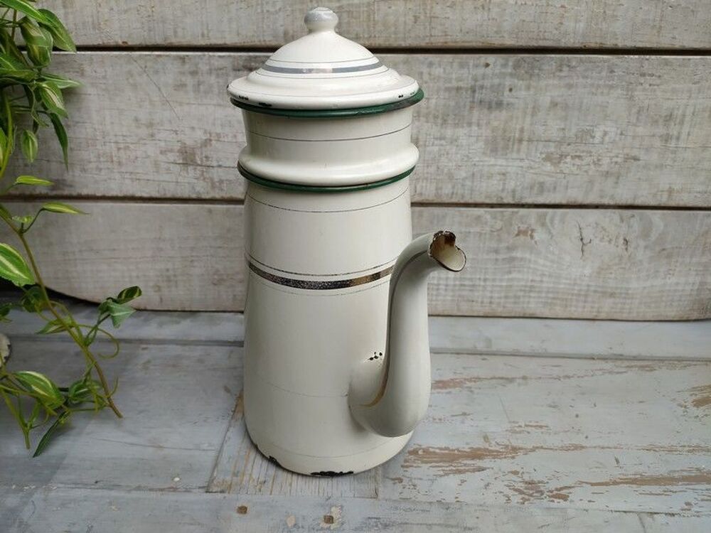 Ancienne Cafeti&egrave;re &Eacute;maill&eacute;e Blanche &agrave; Liser&eacute; Gris Bord Vert Décoration
