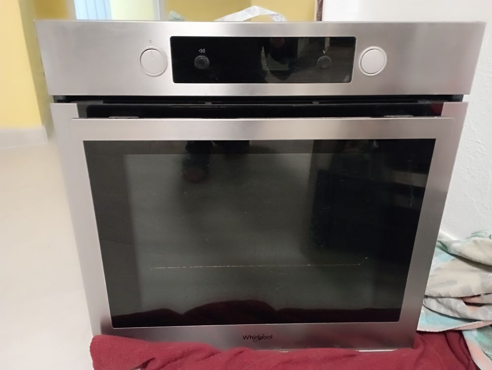 Four encastrable Whirlpool inox &agrave; pyrolyse Electroménager