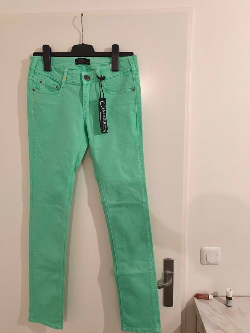 Lot de v&ecirc;tements neufs de diff&eacute;rentes tailles (Diesel, Jeans Cimarron, Wild Woman) Vêtements