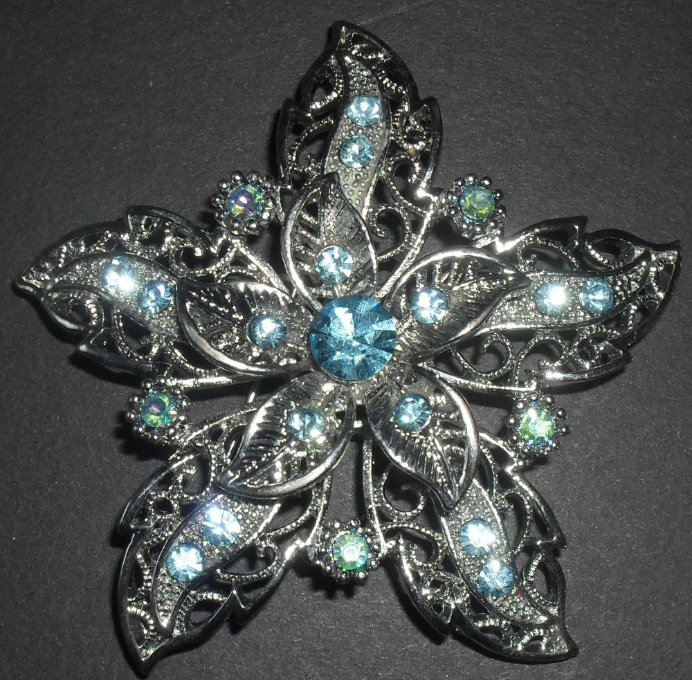 Broche en forme de fleur, Poids: 24 grammes,Diam&egrave;tre: 6 cm. Bijoux et montres