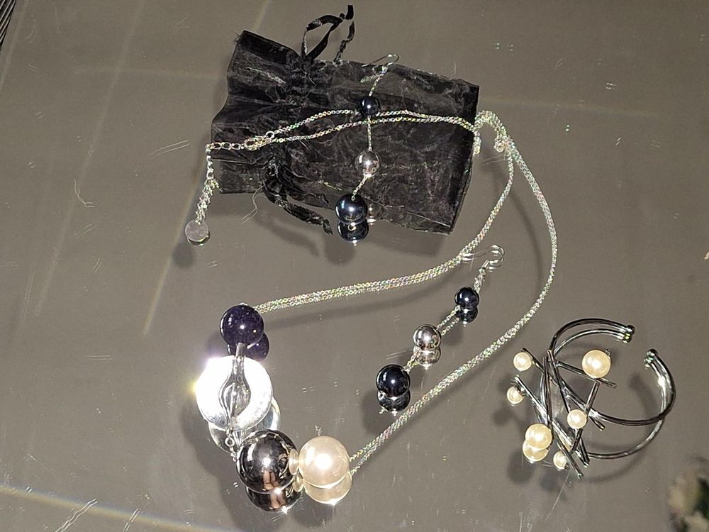 Parure neuve en perles nacr&eacute;es-argent&eacute;es-bleu nuit iris&eacute; Bijoux et montres
