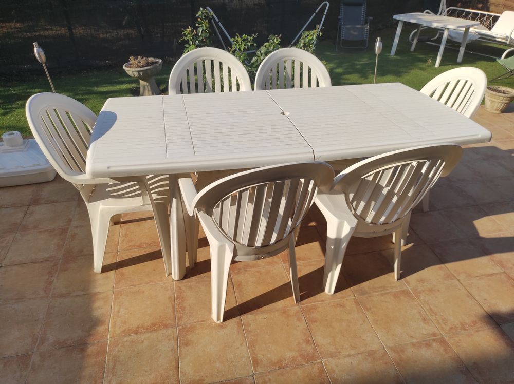 table de jardin et chaises Jardin