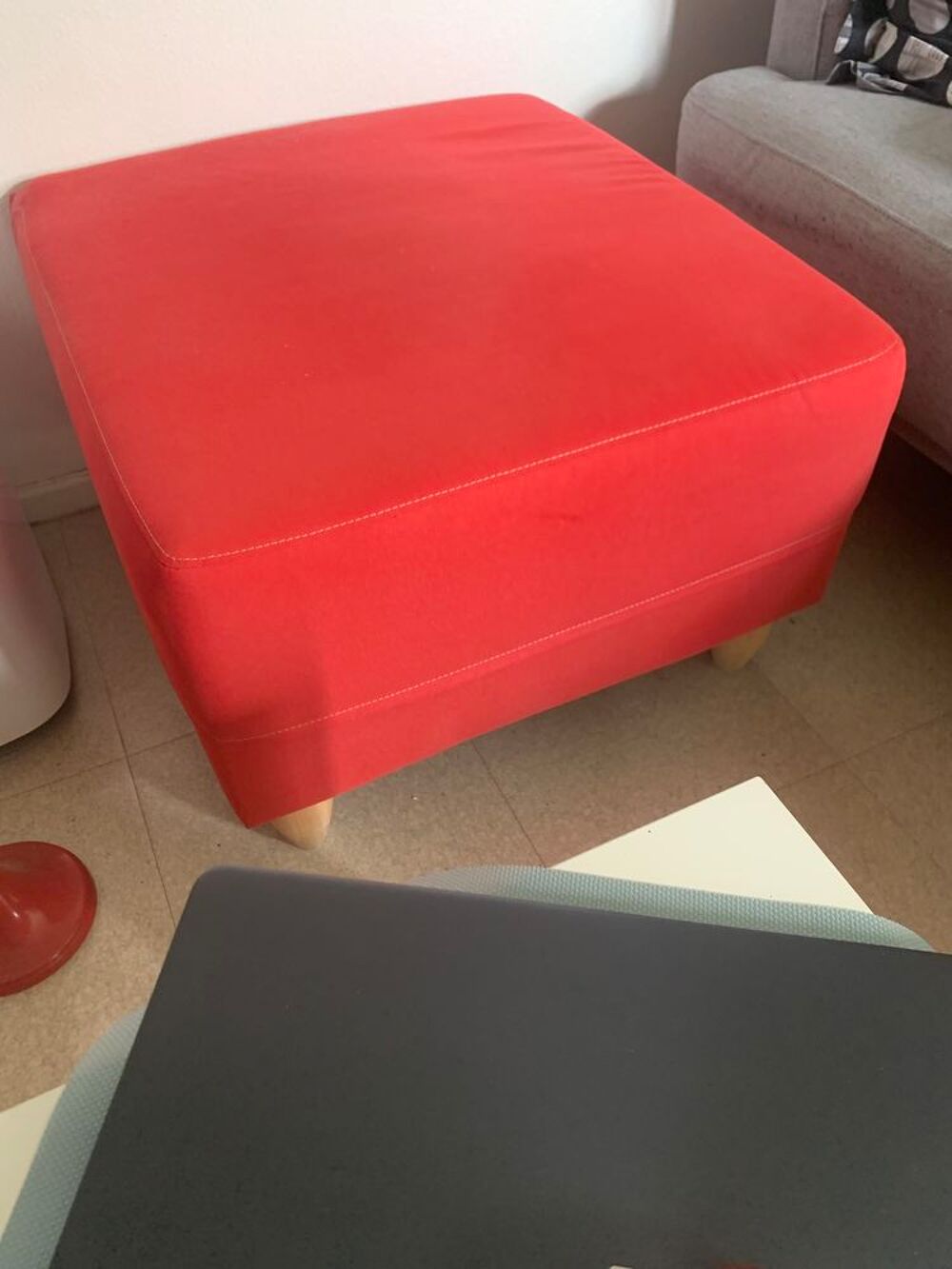 Fauteuil plus un pouf Meubles