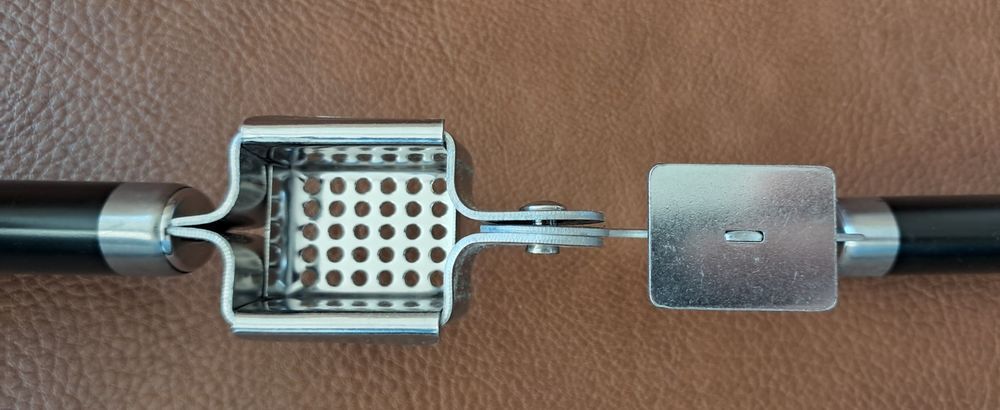presse ail en m&eacute;tal inox avec grille amovible 
Cuisine