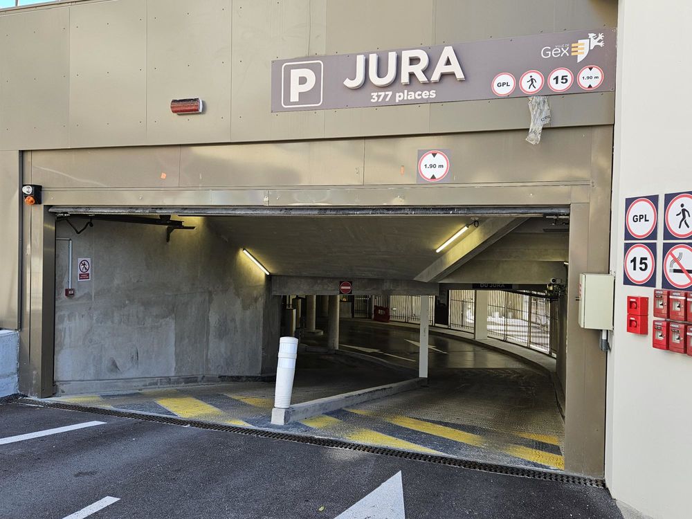 Location Parking/Garage Garages fermés, Résidence sécurisée centre-ville de Gex Gex