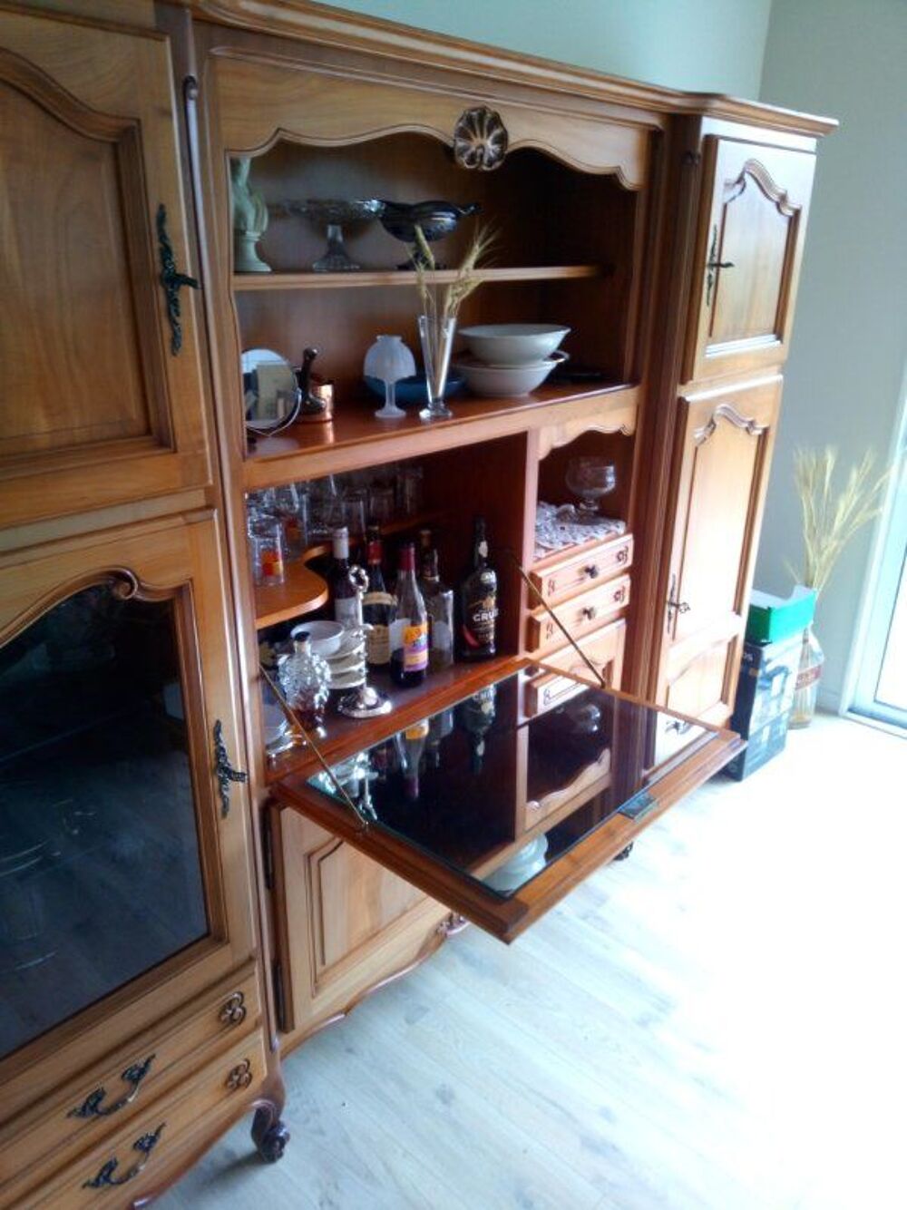 grand meuble avec un bar bonne qualit&eacute;s Meubles
