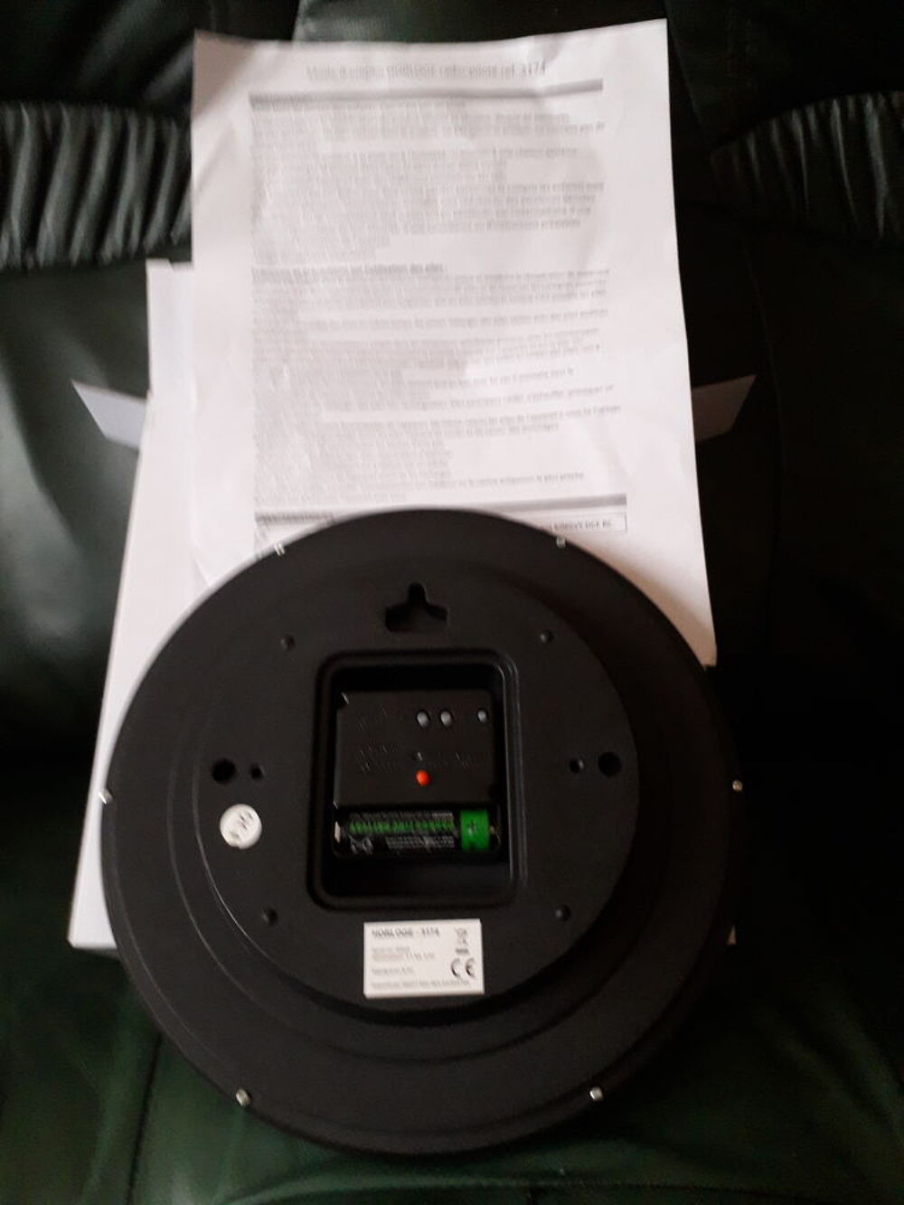 HORLOGE AUTONOME SE MET A L' HEURE TOUTE SEULE RADIOPILOTEE. Décoration