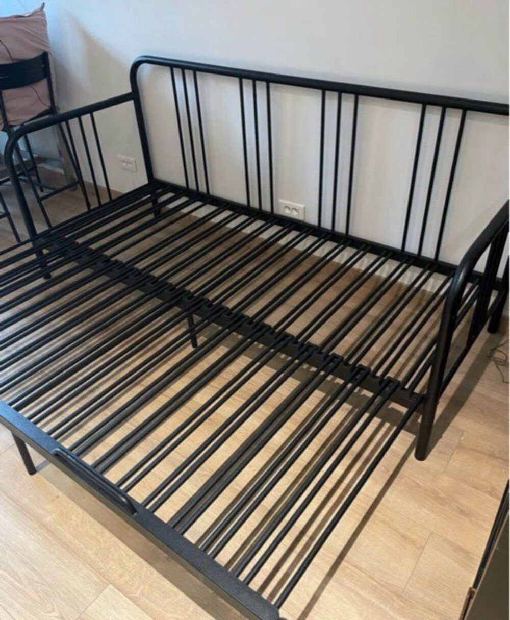 Lit banquette extensible en m&eacute;tal noir €" excellent &eacute;tat Meubles
