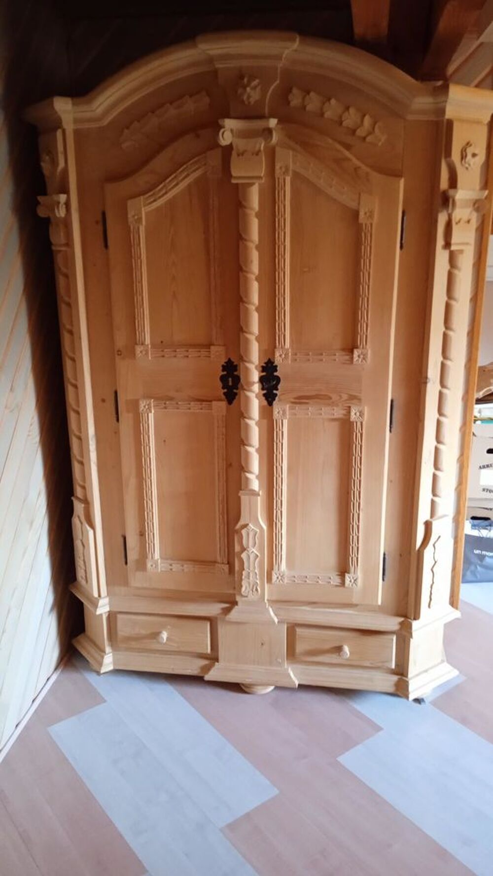 JOLI ARMOIRE EN PIN MASSIF Meubles