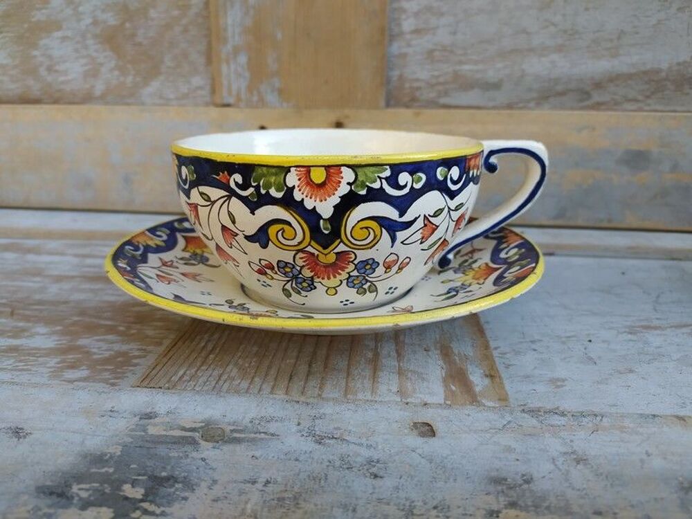Grande Tasse et Soucoupe Fa&iuml;ence de Dieppe 
Décoration