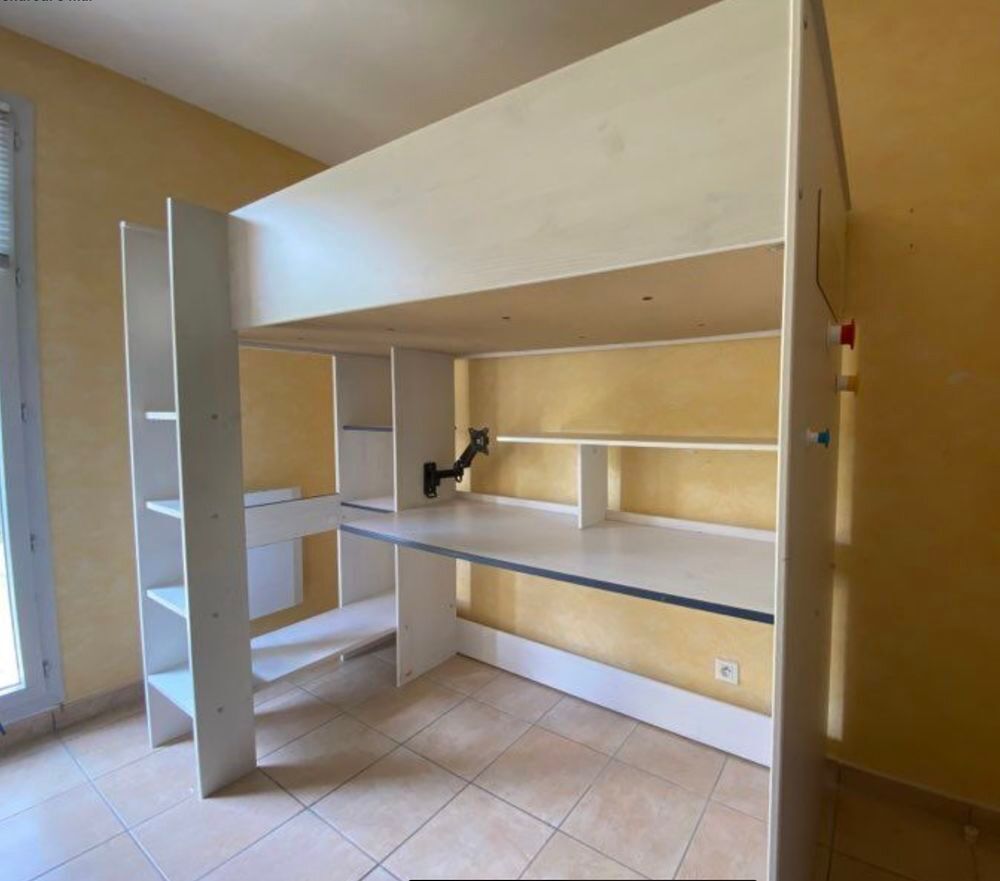lit en hauteur bon &eacute;tat avec bureau dessous. Meubles