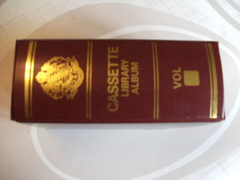 coffret 10 cassettes audio 
12 Yzeure (03)
