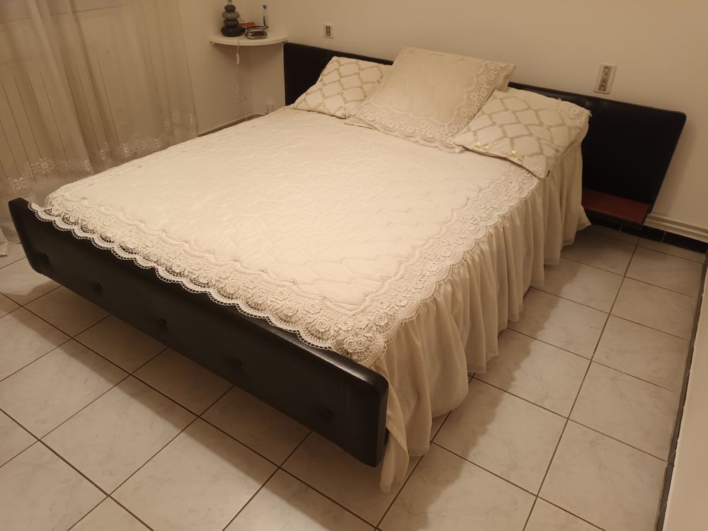 Lit 140x190cm avec sommier et tablettes Meubles