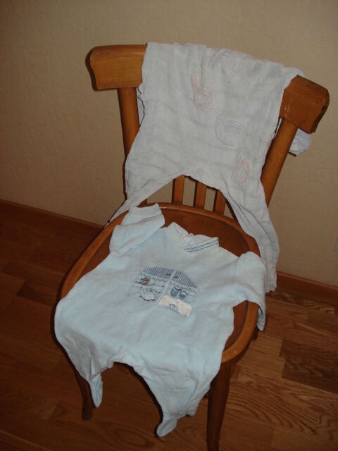 2 pyjamas mixte :  6 mois avec pied et  1 an sans pied  0 Mrignies (59)