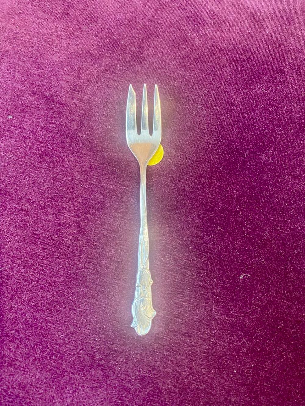 Petite fourchette avec bout aux motifs floraux
Décoration