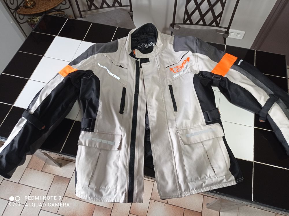 Blouson moto hiver
Vêtements
