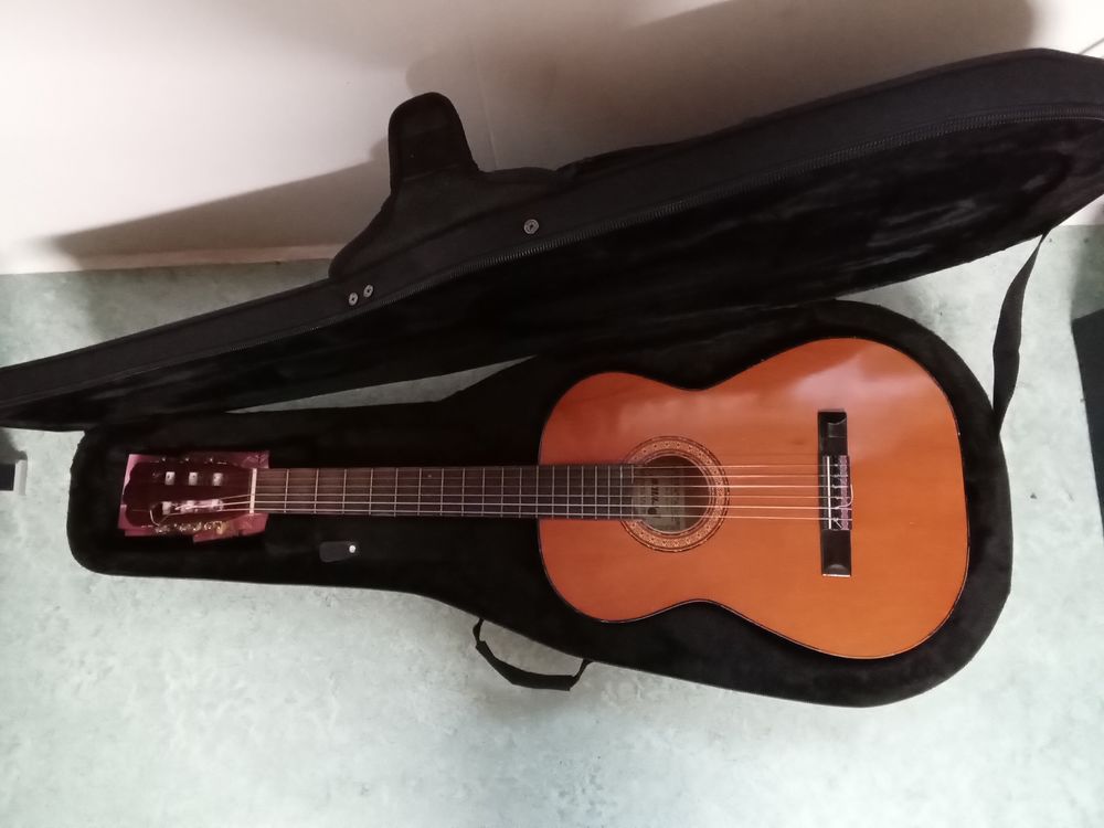 Guitare classique et son etui Instruments de musique