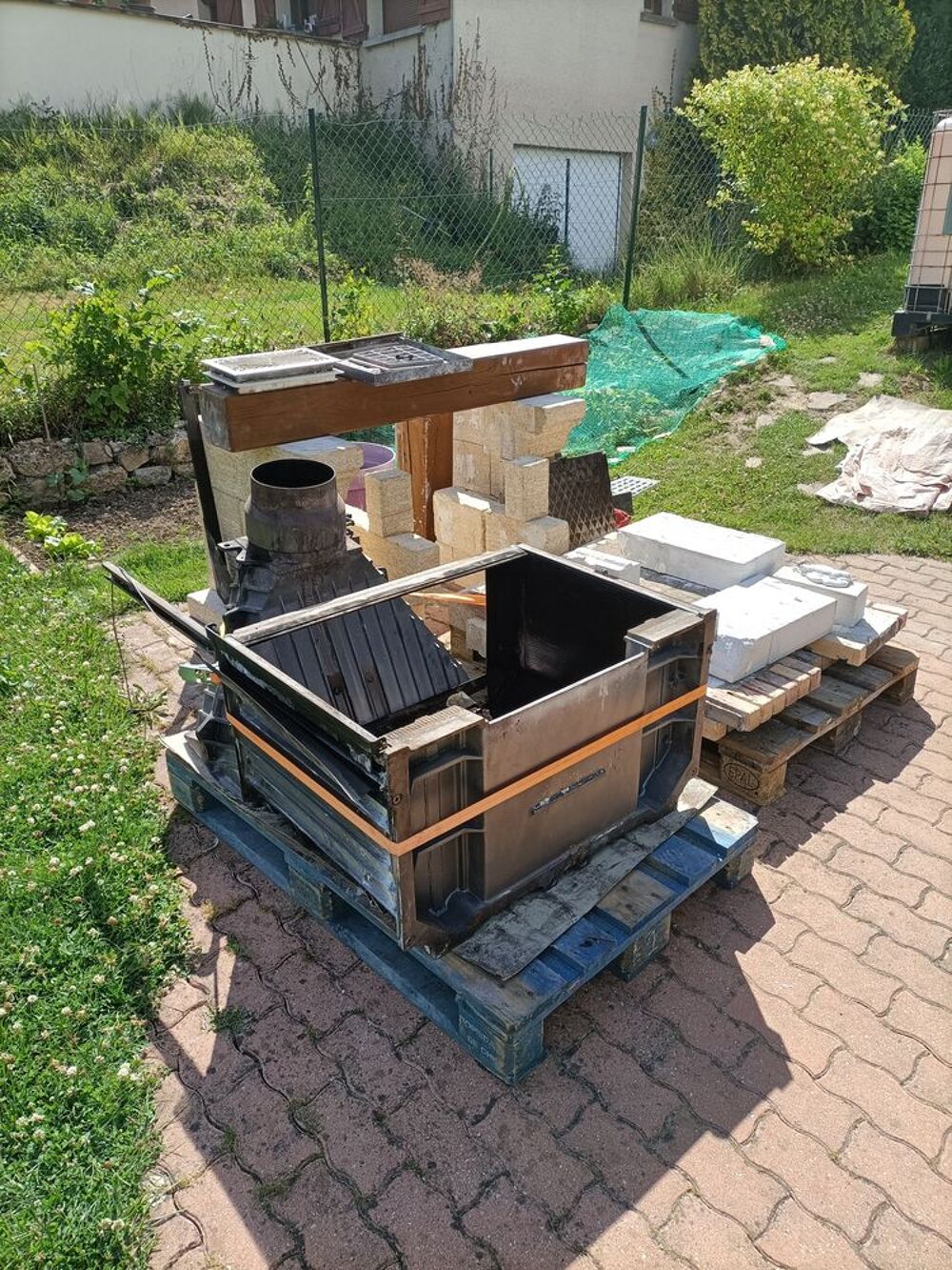 Chemin&eacute;e Godin en pierre du Gard Bricolage