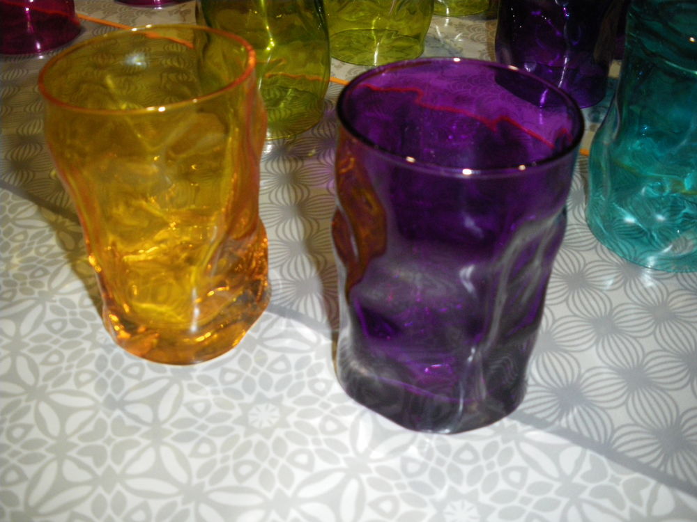 18 verres color&eacute;s torsad&eacute;s Dcoration