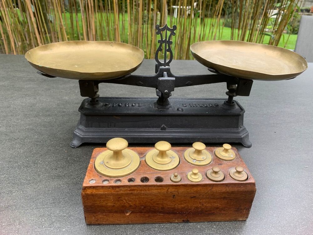 Balance ancienne en fonte et laiton pour collectionneurs 