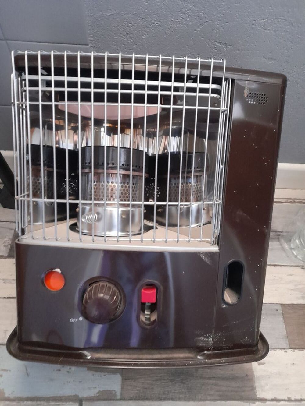 PO&Ecirc;LE A PETROL
Bricolage