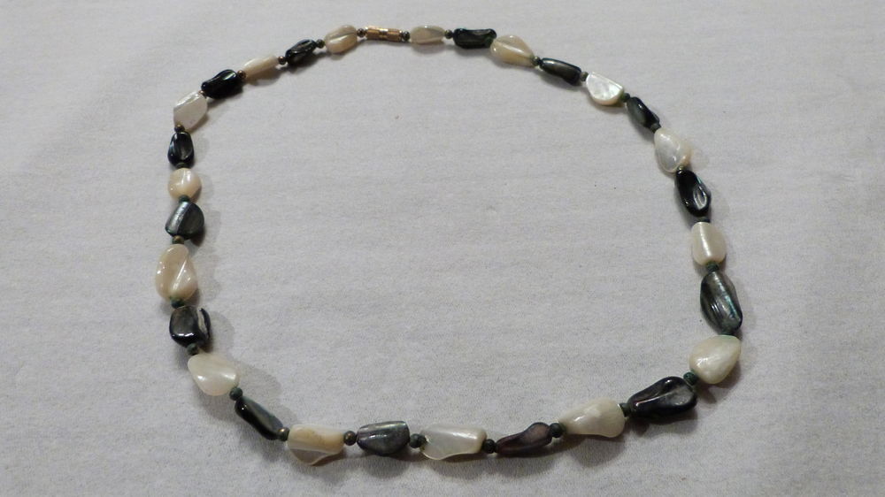 Collier v&eacute;ritable perles nacre blanches, noires Bijoux et montres