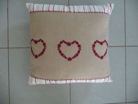 Coussin tissu beige motifs coeurs et rayures - NEUF 15 Celles-sur-Belle (79)