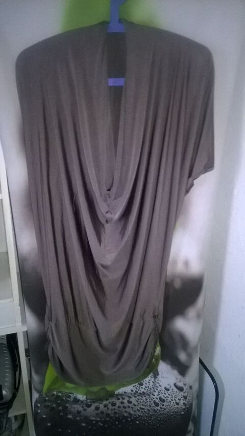 Robe sans manches
couleur taupe
Taille unique extensible
8 Talange (57)