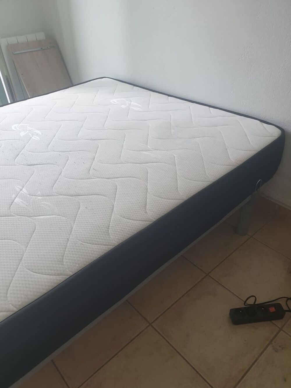 Lit complet (sommier, matelas, pieds) Meubles